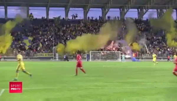 Pe parcursul intregului meci au fost aprinse in peluze torte si fumigene