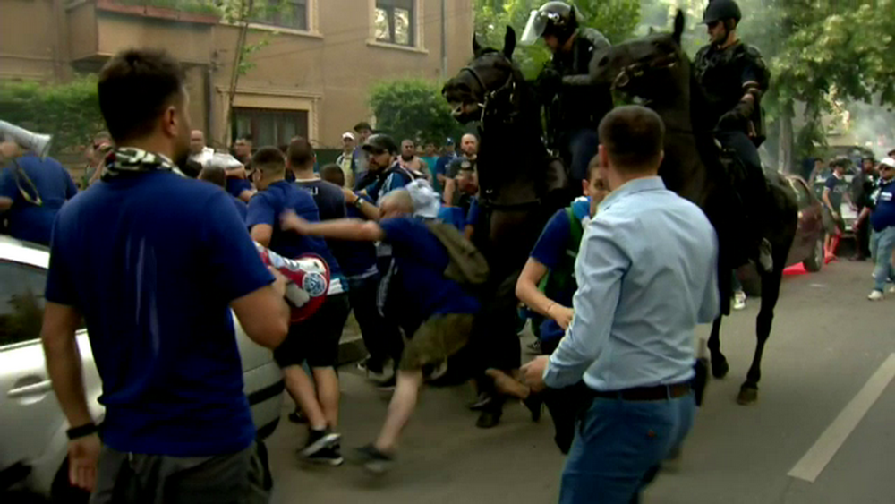 Fan al Craiovei, DARAMAT DE CALUL jandarmilor la Bucuresti! Incidente inainte de finala Cupei! VIDEO