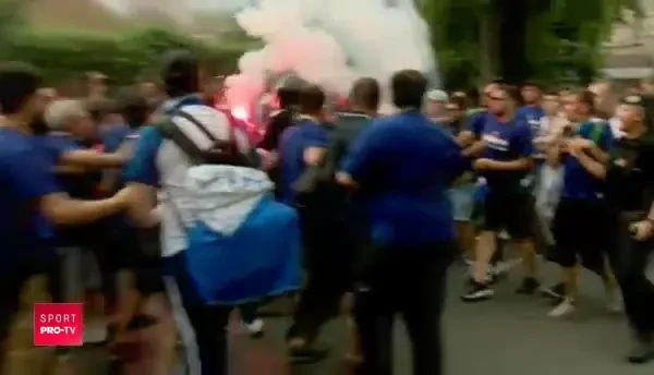 Fan al Craiovei, DARAMAT DE CALUL jandarmilor la Bucuresti! Incidente inainte de finala Cupei! VIDEO