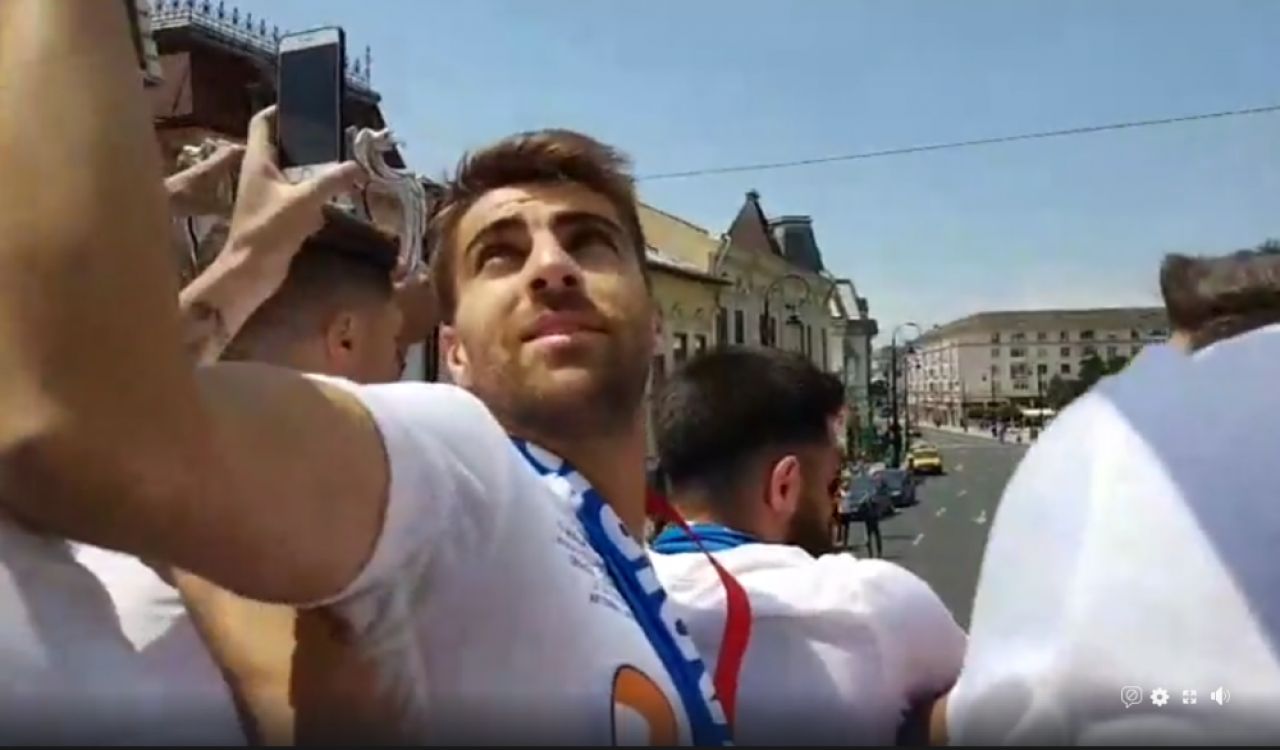 Bucurie nebuna la Craiova! Mii de oameni pe strazi la turul de onoare al jucatorilor, alaturi de trofeul Cupei Romaniei_1