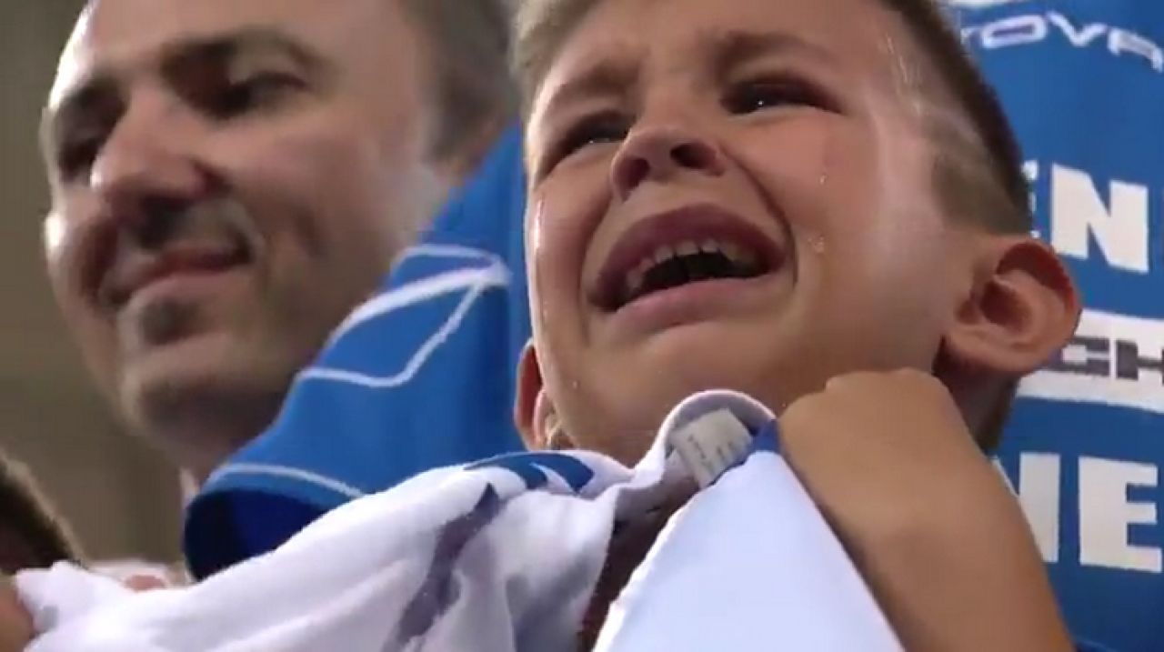 VIDEO: Asa se nasc eroii! Ce a facut Mitrita dupa finala Cupei pentru un copil din tribuna_3