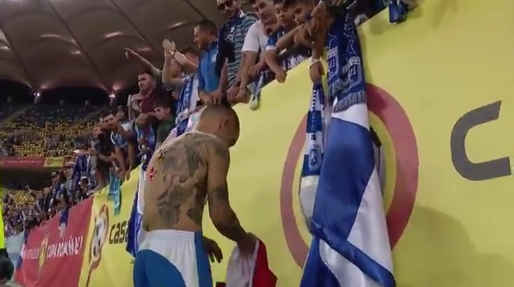 VIDEO: Asa se nasc eroii! Ce a facut Mitrita dupa finala Cupei pentru un copil din tribuna_4