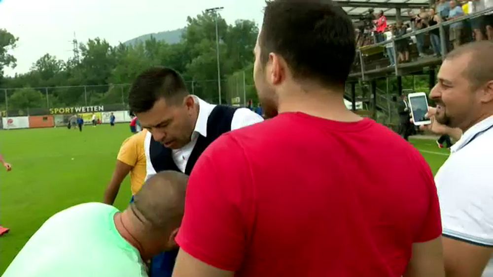 Nationala a unit romanii din TOATA Austria! BUDESCU! BUDESCU! Un fan i-a pupat mana lui Contra. VIDEO