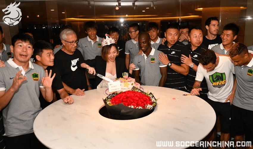In fata ei va raspunde Petrescu! SuperDan, convins de echipa condusa de singura femeie patron din fotbalul chinez! Fabulos: inainte sa intre in fotbal, a scris fashion_3