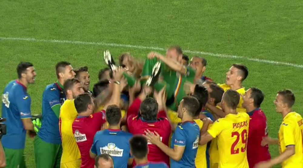 SUPER VIDEO | Lobont, luat pe sus de colegi la ultimul sau meci pentru nationala! Pisica a jucat ultimele sale minute din cariera