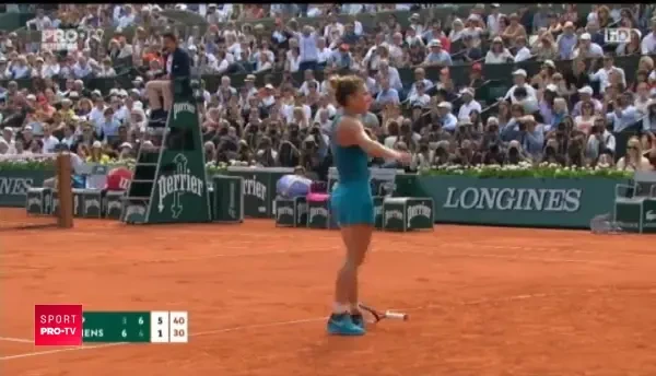 Moment emotionant la Paris. Simona, in tribuna