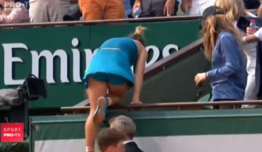 MOMENT COPLESITOR la Paris! CAMPIOANA urca in tribuna sa-si imbratiseze parintii. BRAVO, SIMONA! | VIDEO