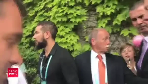 Imagini MINUNATE de la Roland Garros! Simona a scos trofeul in afara arenei pentru a-l arata ROMANILOR! VIDEO