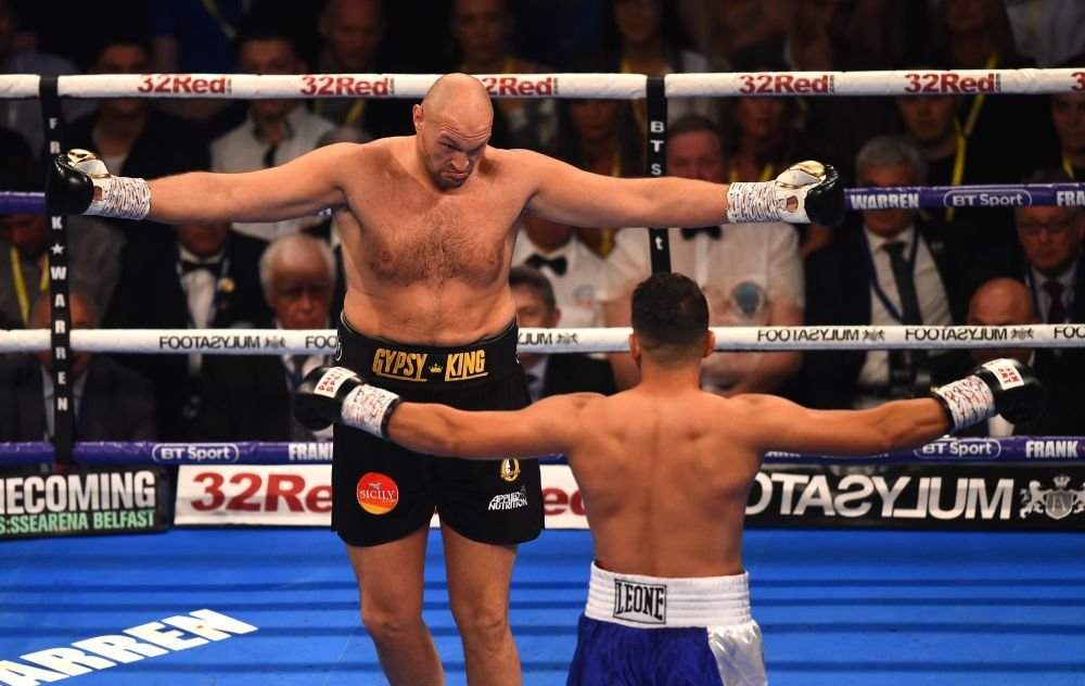 Scene uluitoare la revenirea lui Tyson Fury in ring! Ce au facut ce doi boxeri in timpul meciului cand mai multi fani s-au luat la bataie langa ring