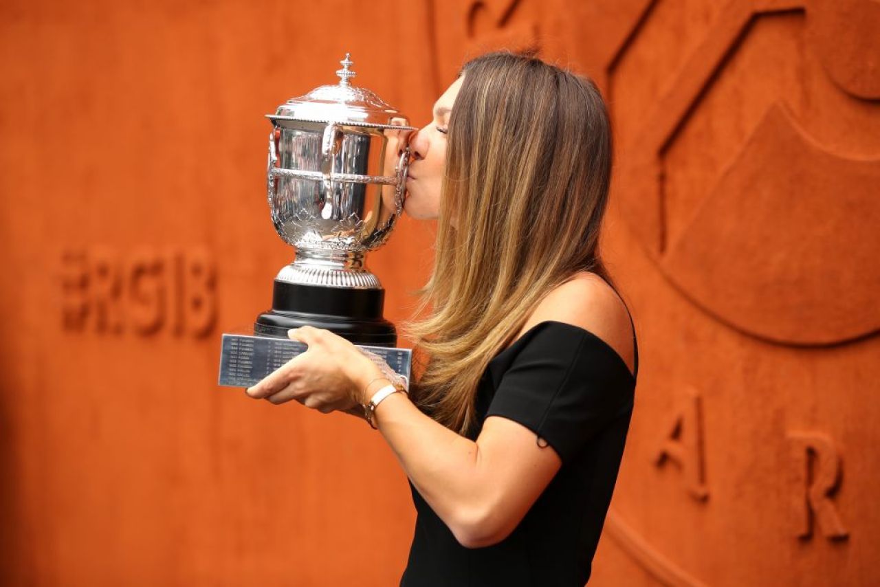 A avut loc sedinta foto a Simonei Halep cu trofeul Roland Garros! Cum s-a imbracat Simona la eveniment FOTO_9