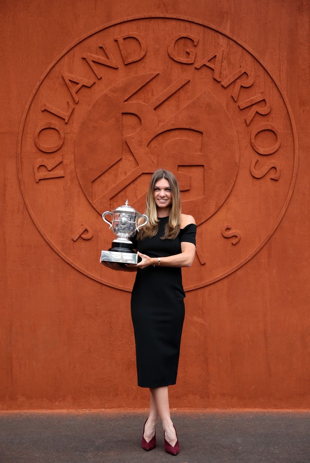 A avut loc sedinta foto a Simonei Halep cu trofeul Roland Garros! Cum s-a imbracat Simona la eveniment FOTO_13