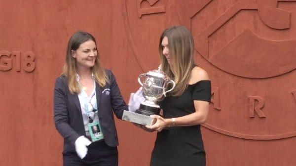 Simona! Simona, aici, Simona! Asta e COVORUL ROSU al Simonei la Paris! VIDEO: sedinta foto a SUPERCAMPIOANEI la Roland Garros
