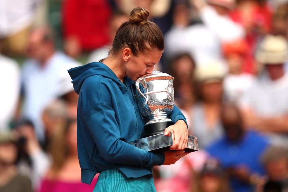 INTERVIU spectaculos cu Simona Halep! Copilul fara papusi are in sfarsit o jucarie: Am dormit cu trofeul in brate . Cum a schimbat-o victoria si ce urmeaza pentru ea