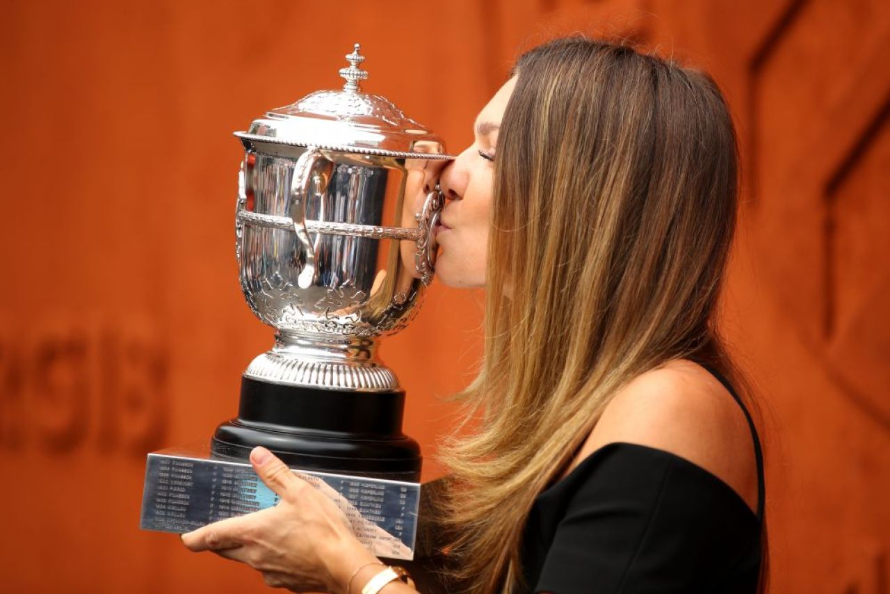 VIDEO Simona Halep a prezentat trofeul Roland Garros pe National Arena | Simona: