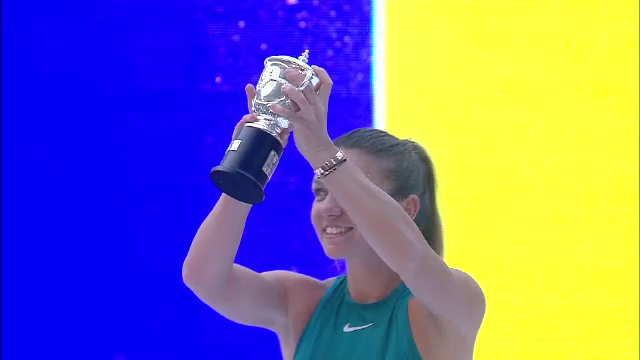 VIDEO Simona Halep a prezentat trofeul Roland Garros pe National Arena | Simona: 