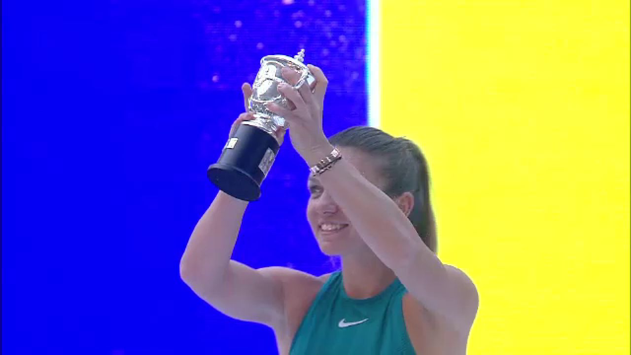 VIDEO Simona Halep a prezentat trofeul Roland Garros pe National Arena | Simona: