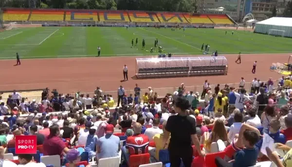 COUTINHO, atacat cu cu oua si faina pe teren! Ce s-a intamplat la antrenamentul Braziliei inainte de Mondial! VIDEO