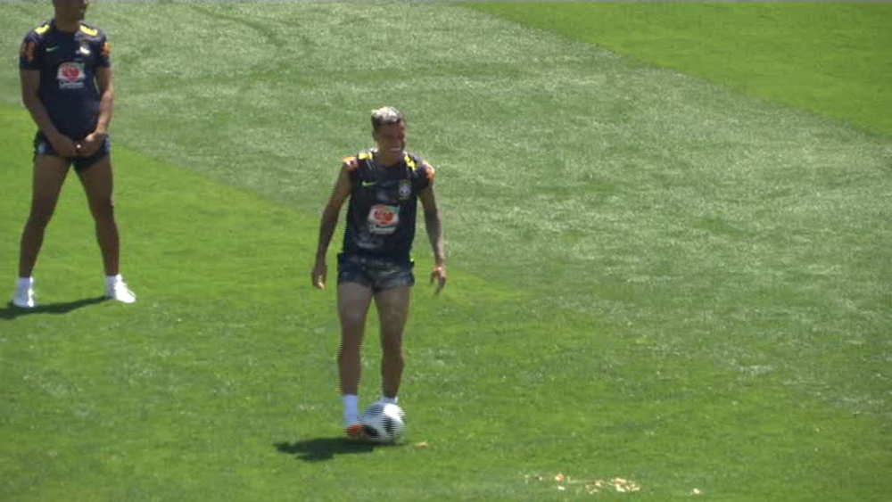 COUTINHO, atacat cu cu oua si faina pe teren! Ce s-a intamplat la antrenamentul Braziliei inainte de Mondial! VIDEO