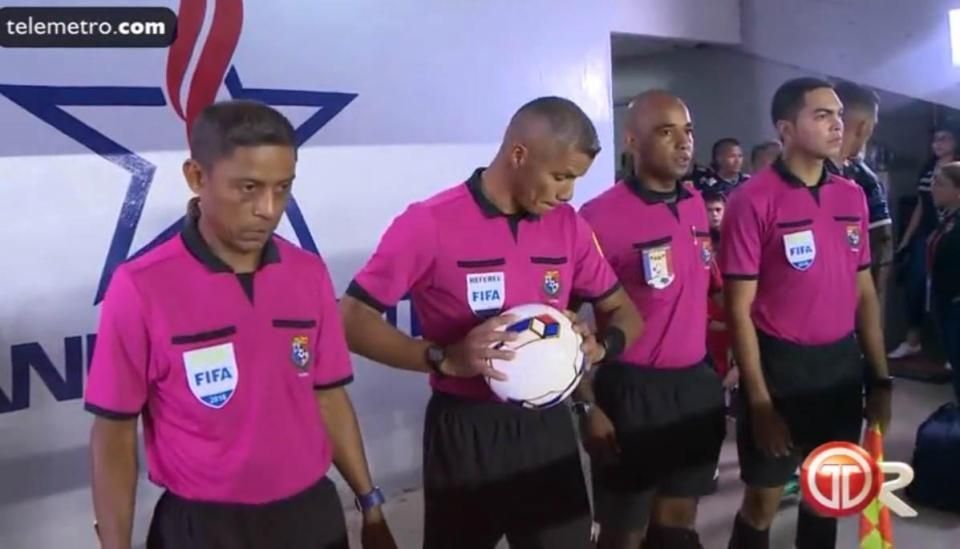 Povestea incredibila a ARBITRULUI GUNOIER de la Mondial! 25 de ani a curatat orasul in care traieste, acum va sta cu ochii pe Neymar si Griezmann_3