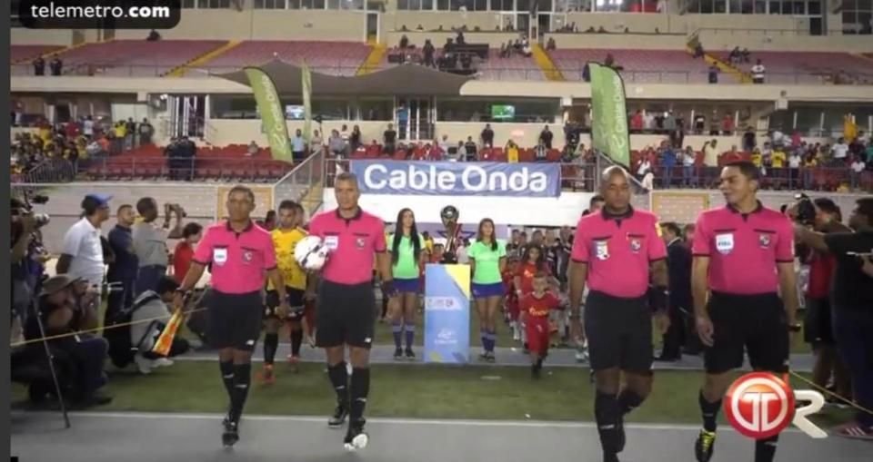 Povestea incredibila a ARBITRULUI GUNOIER de la Mondial! 25 de ani a curatat orasul in care traieste, acum va sta cu ochii pe Neymar si Griezmann_5