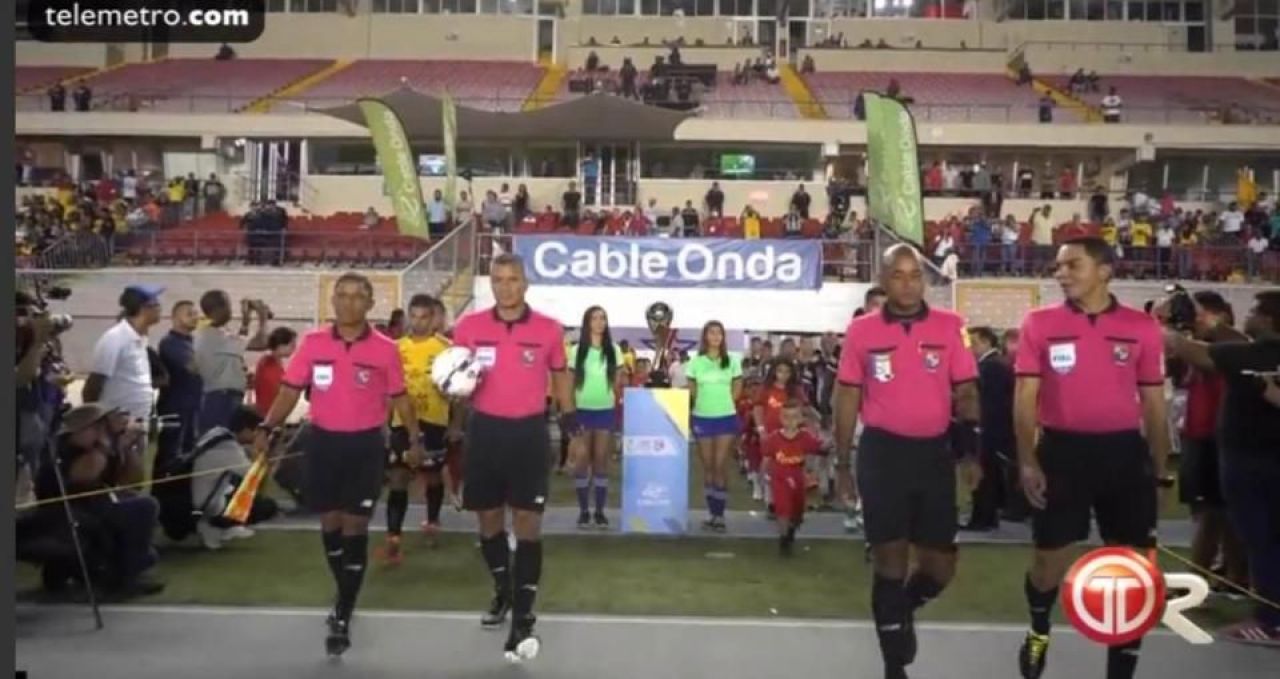 Povestea incredibila a ARBITRULUI GUNOIER de la Mondial! 25 de ani a curatat orasul in care traieste, acum va sta cu ochii pe Neymar si Griezmann_5