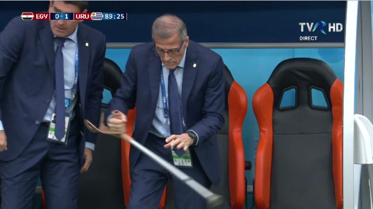 Imaginea zilei la Mondial: selectionerul a renuntat la carje de bucurie, la golul Uruguayului! Drama lui Oscar Tabarez_2