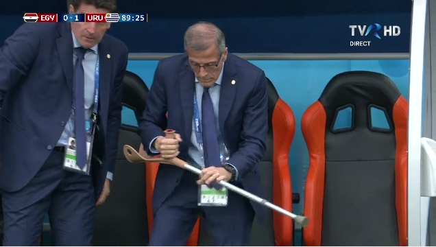 Imaginea zilei la Mondial: selectionerul a renuntat la carje de bucurie, la golul Uruguayului! Drama lui Oscar Tabarez_6