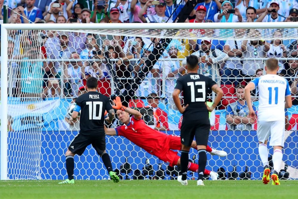 Asta e poveste de film! Portarul care i-a aparat penalty-ul lui Messi e regizor si vrut sa renunte de tot la fotbal la 20 de ani