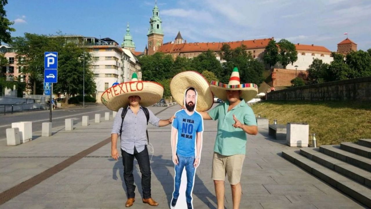 Cel mai ghinionist fan din lume! Sotia nu l-a lasat sa vina in Rusia: a ajuns celebru in toata lumea dupa gestul facut de prietenii lui | FOTO_2