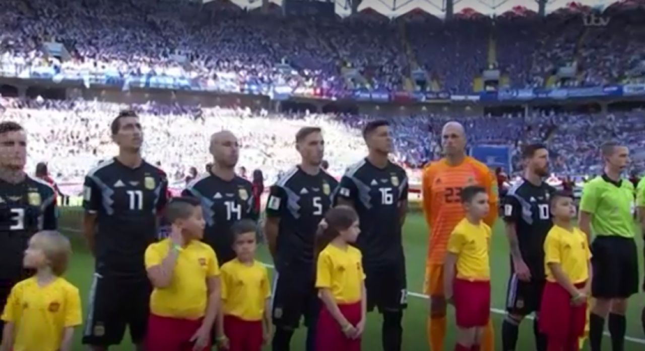 De ce a stat Cristiano Ronaldo intors in momentul intonarii imnului Portugaliei la meciurile cu Spania si Maroc_3