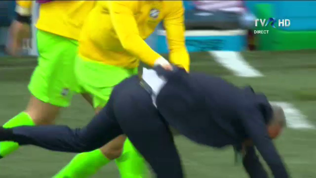 Cupa Mondiala 2018. Bucurie NEBUNA pentru Tite la golul lui Coutinho in prelungiri! Selectionerul Braziliei a fost DOBORAT de jucatori. FOTO_2