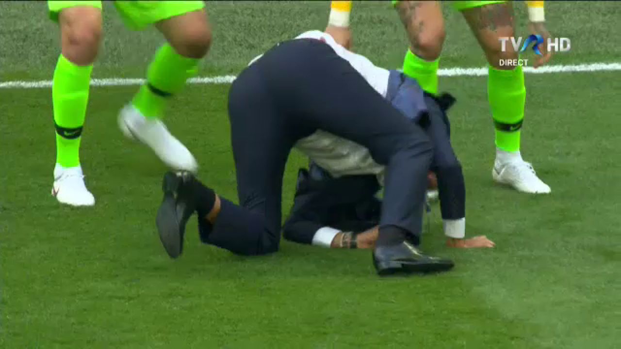 Cupa Mondiala 2018. Bucurie NEBUNA pentru Tite la golul lui Coutinho in prelungiri! Selectionerul Braziliei a fost DOBORAT de jucatori. FOTO_5
