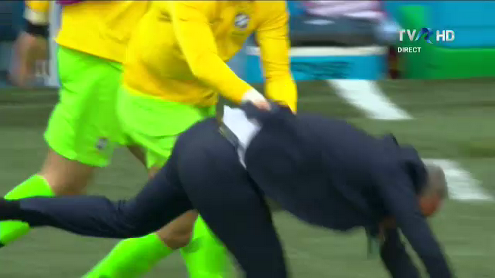 Cupa Mondiala 2018. Bucurie NEBUNA pentru Tite la golul lui Coutinho in prelungiri! Selectionerul Braziliei a fost DOBORAT de jucatori. FOTO_8