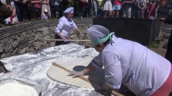 Rusii din Kazan au stabilit un nou record! Suporterii veniti la Cupa Mondiala au mancat din cea mai mare placinta din lume
