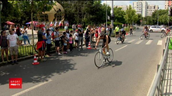 Pe ei nu-i intereseaza Mondialul! 500 de oameni s-au intrecut la Triatlonul de la Bucuresti