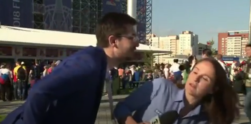 Agresata in timp ce transmitea live de la Cupa Mondiala! Imagini incredibile cu o jurnalista din Brazilia | VIDEO