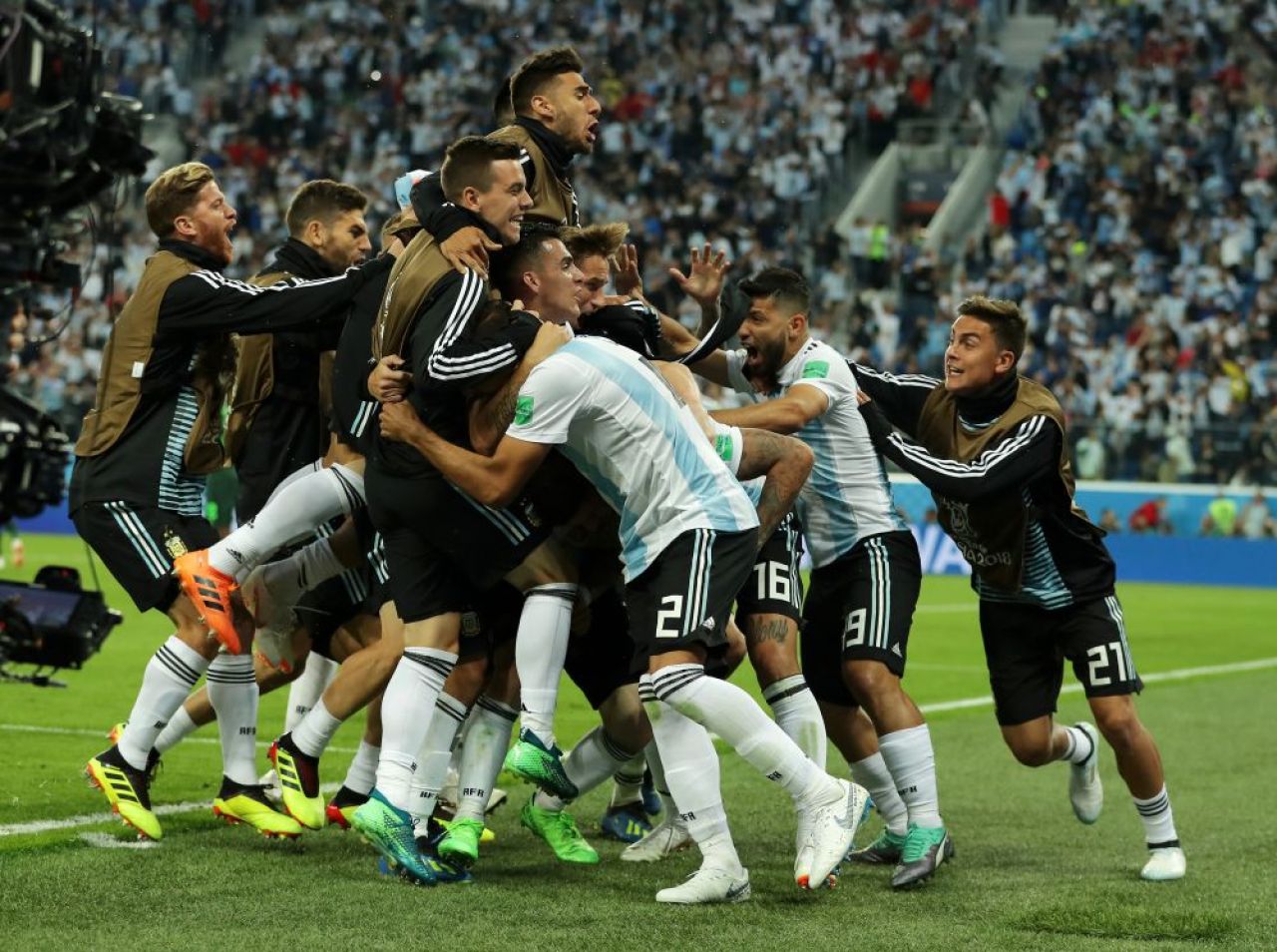 Rojo l-a carat pe Messi in optimile Mondialului! LA PROPRIU! Imagini incredibile dupa reusita din minutul 87! Maradona a innebunit in tribuna: a aratat degetul mijlociu_3