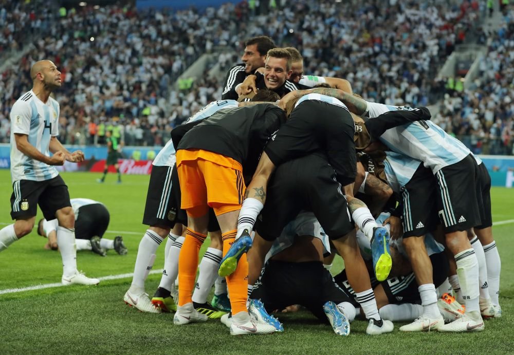 Rojo l-a carat pe Messi in optimile Mondialului! LA PROPRIU! Imagini incredibile dupa reusita din minutul 87! Maradona a innebunit in tribuna: a aratat degetul mijlociu_7