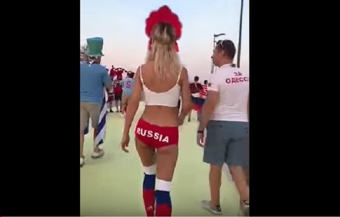 Fata care a innebunit Mondialul! VIDEO: Ce se intampla cand ajunge in mijlocul unui grup de suporteri_5
