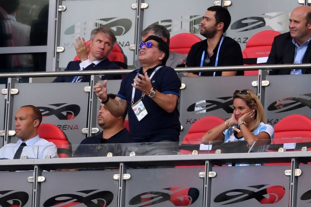 Imaginea zilei: Maradona e in filmul lui! Iubita de 27 de ani nu l-a mai lasat singur la meci :)_2