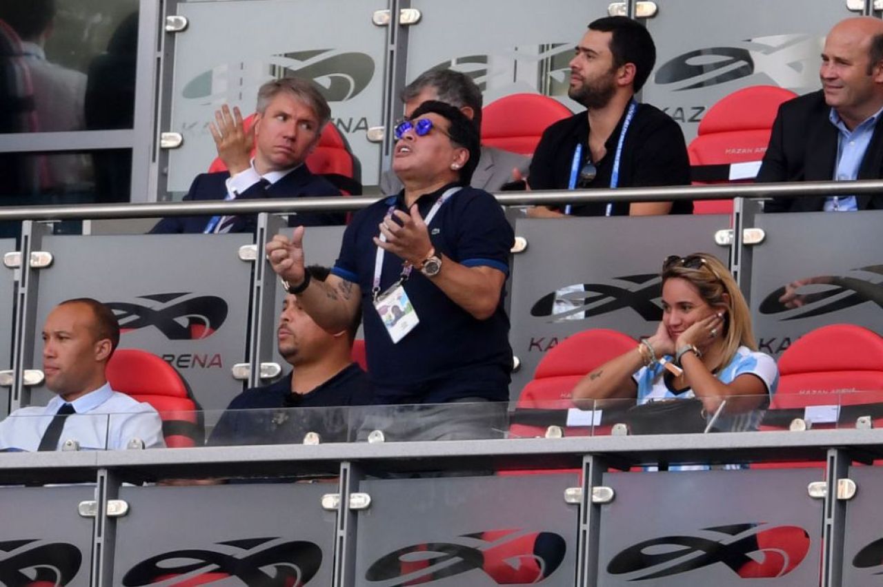 Imaginea zilei: Maradona e in filmul lui! Iubita de 27 de ani nu l-a mai lasat singur la meci :)_2