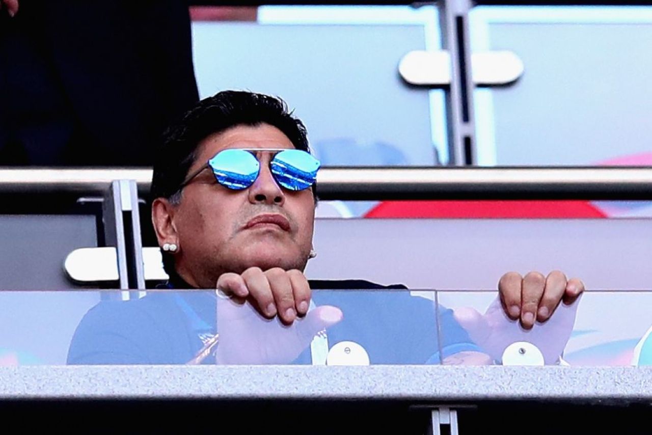 Imaginea zilei: Maradona e in filmul lui! Iubita de 27 de ani nu l-a mai lasat singur la meci :)_3