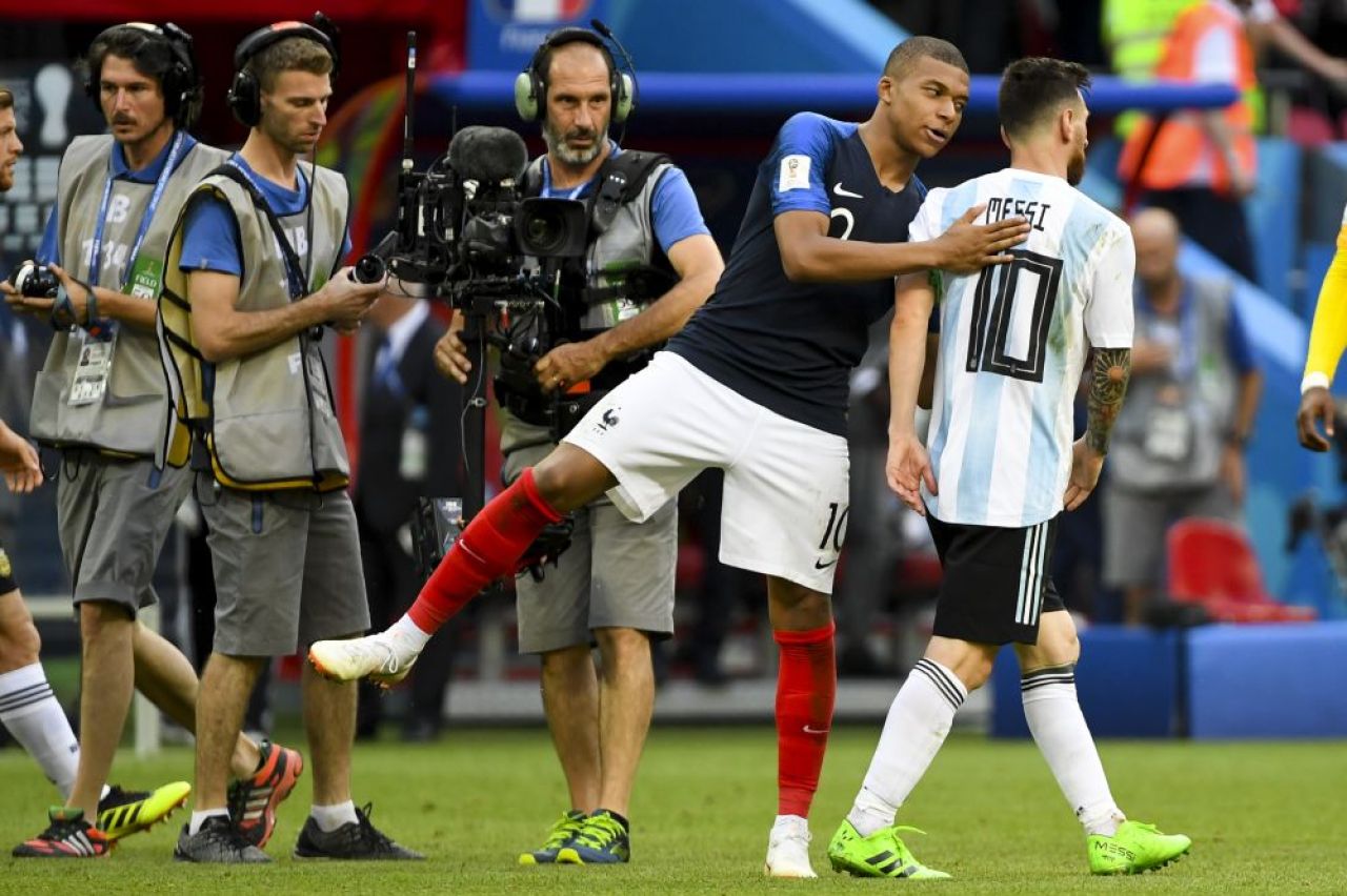 Imaginea zilei: Maradona e in filmul lui! Iubita de 27 de ani nu l-a mai lasat singur la meci :)_5