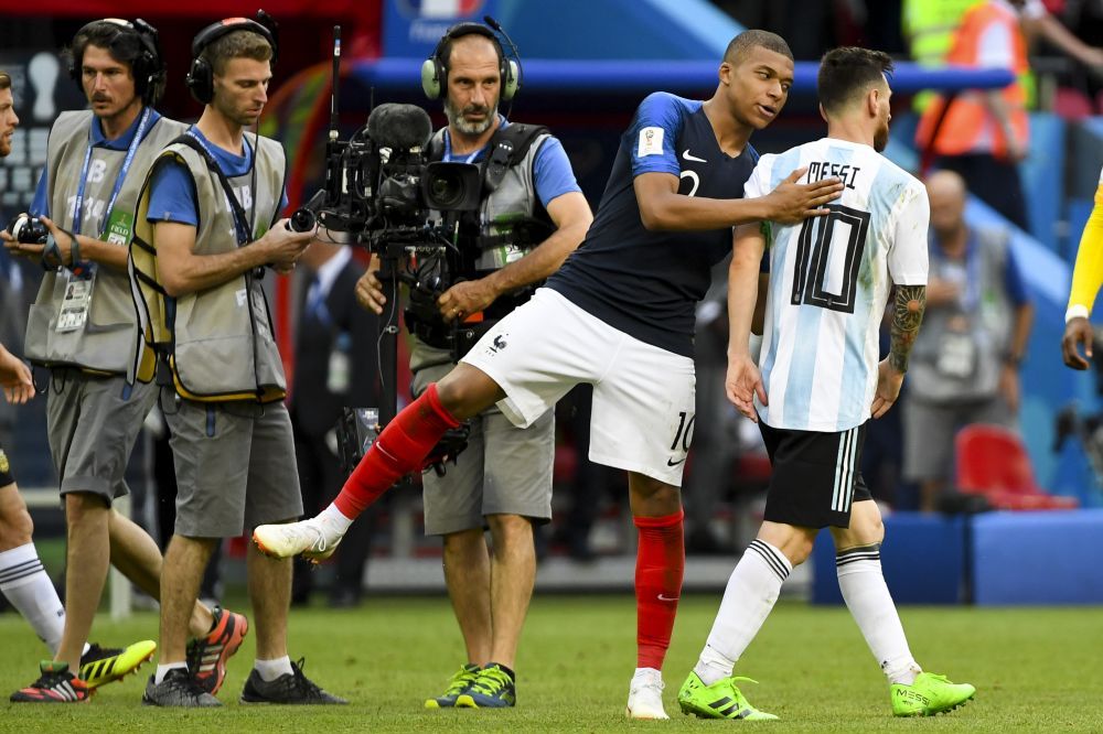 Imaginea zilei: Maradona e in filmul lui! Iubita de 27 de ani nu l-a mai lasat singur la meci :)_5