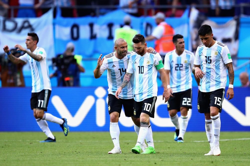 Imaginea zilei: Maradona e in filmul lui! Iubita de 27 de ani nu l-a mai lasat singur la meci :)_7