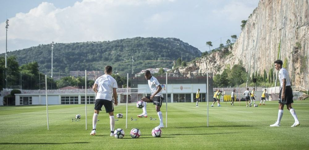 Un pusti BIJUTERIE a plecat azi de la Barcelona! A fost deja prezentat oficial de noua sa echipa