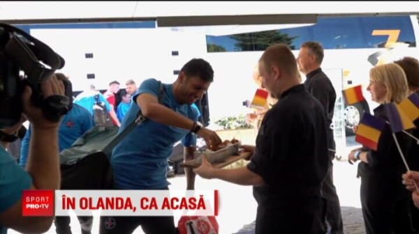 Ce primire pentru stelisti in Olanda: zeci de steaguri ale Romaniei fluturate de olandeze! VIDEO