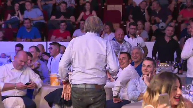 Ilie Nastase a pus ochii pe o fata la gala lui Morosanu si a trecut la actiune :) Piturca si Ioan Becali s-au amuzat de moment_5