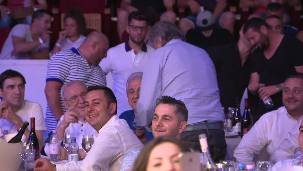 Ilie Nastase a pus ochii pe o fata la gala lui Morosanu si a trecut la actiune :) Piturca si Ioan Becali s-au amuzat de moment_6