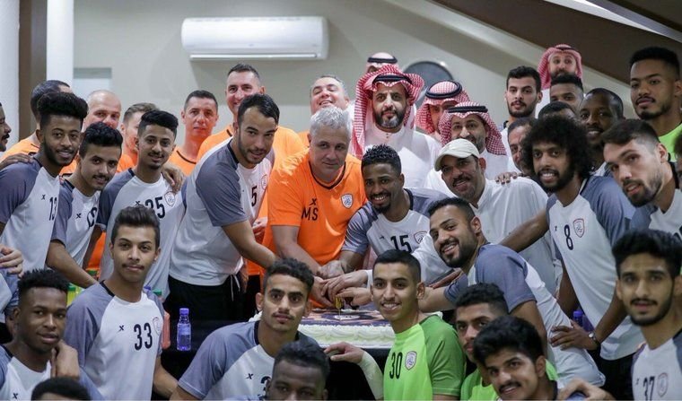 A venit TATA SUMUDICA :) Romanul si stafful sau, primiti cu tort de jucatorii lui Al Shabab: FOTO